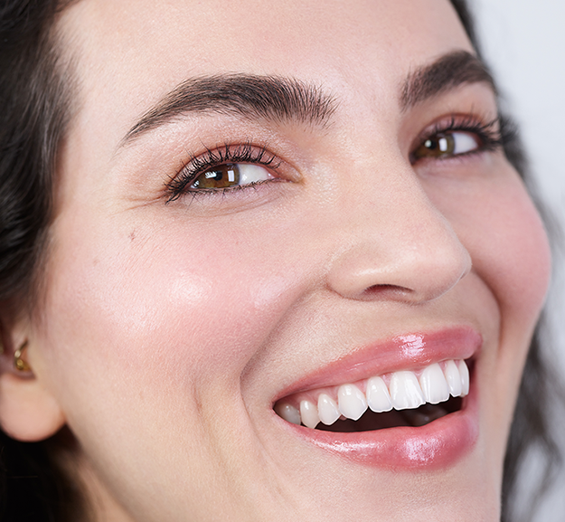 visage d'une femme souriant après injections acide hyaluronique anti age lèvres de Juvederm