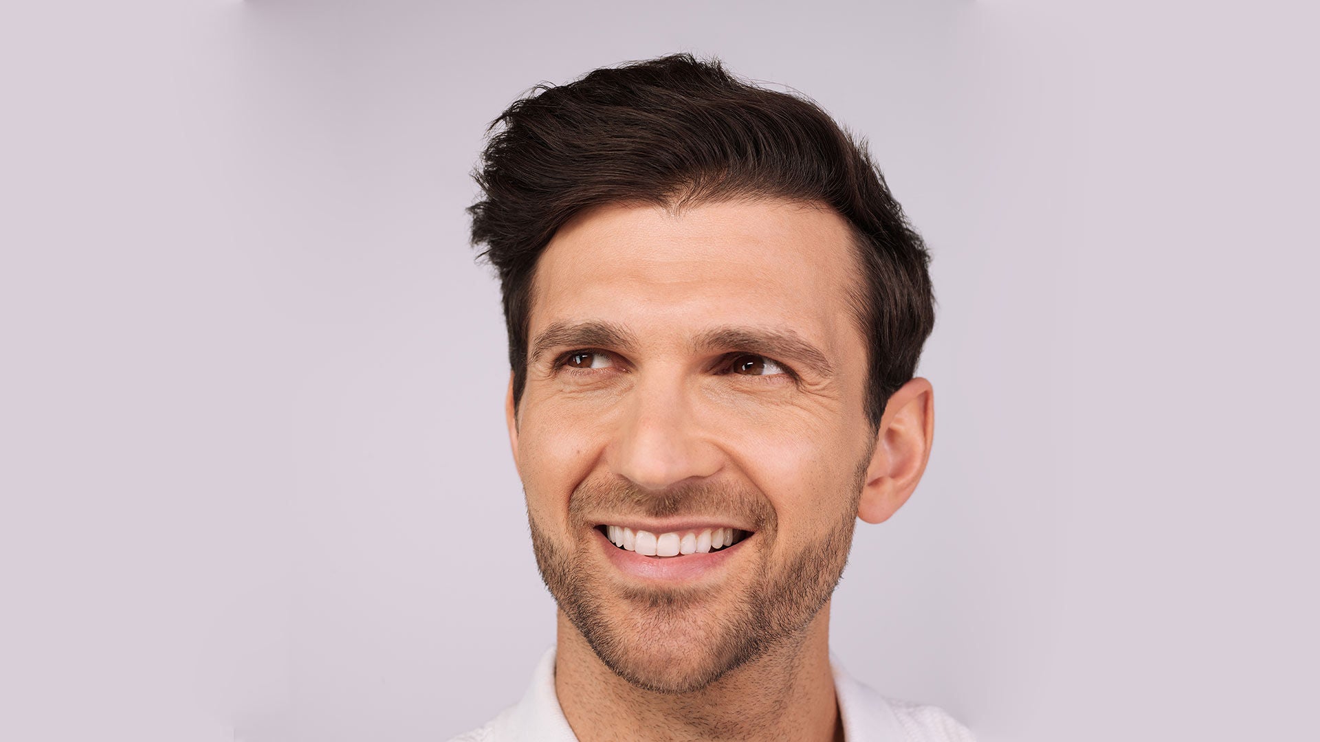 visage d'un homme après injections d'acide hyaluronique pour le visage avec Juvederm une solution anti age