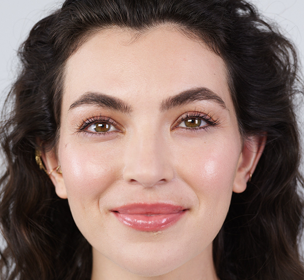 visage d'une femme après injection d'acide hyaluronique anti age de Juvederm sur l'ensemble du visage