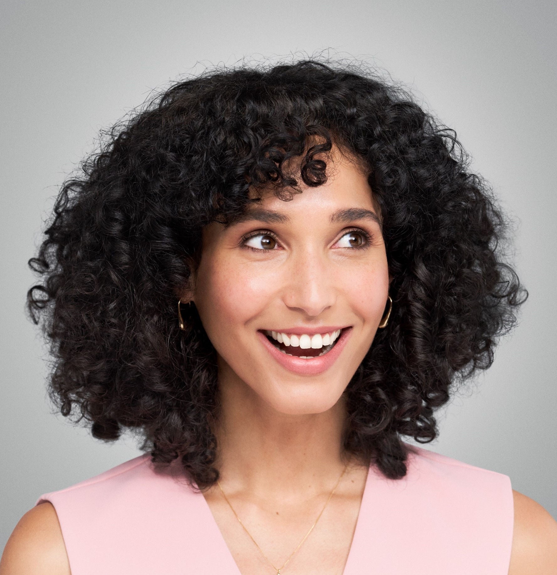 visage d'une femme après injection d'acide hyaluronique anti age de Juvederm sur l'ensemble du visage