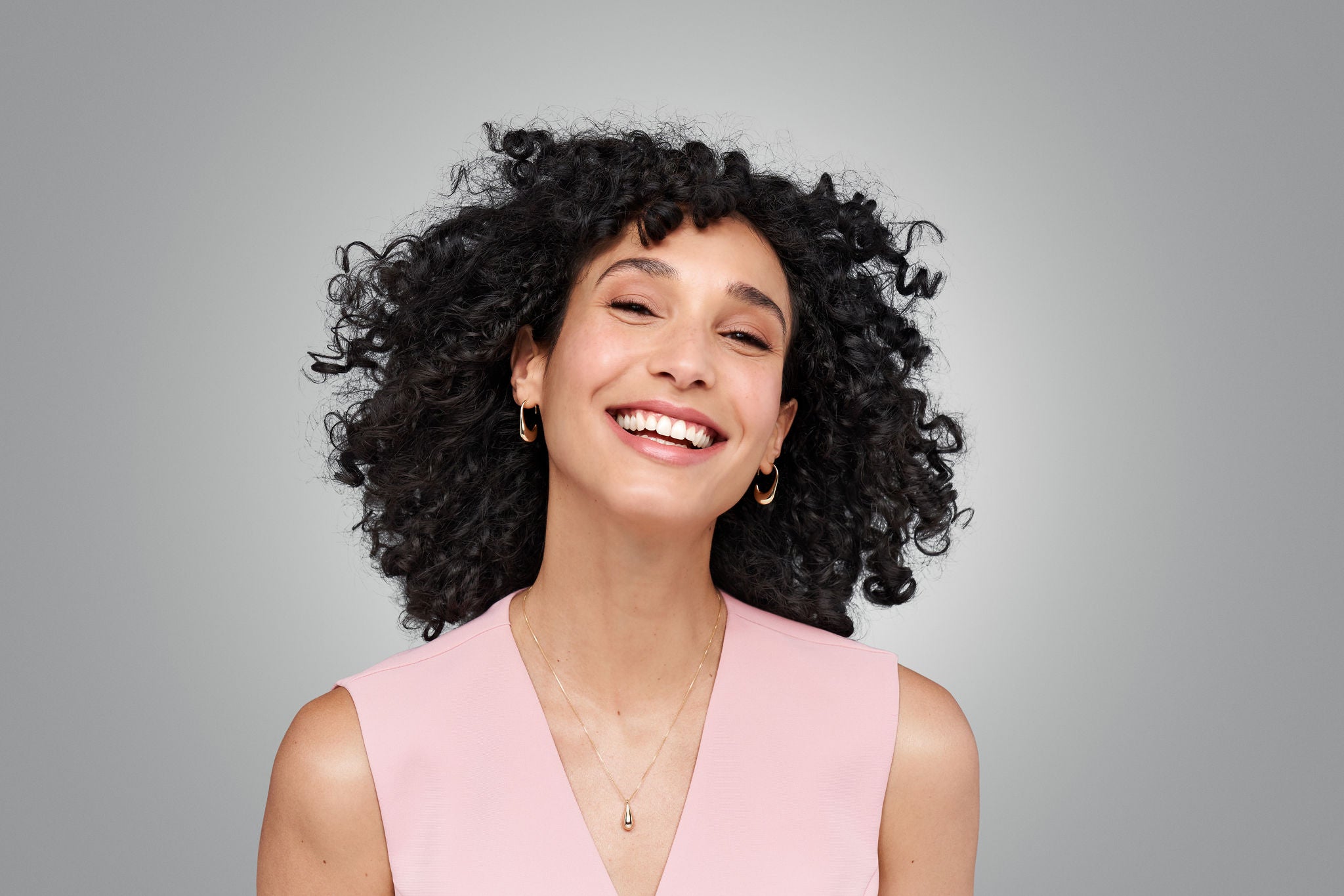 visage d'une femme noire après injection d'acide hyaluronique de Juvederm une solution anti age