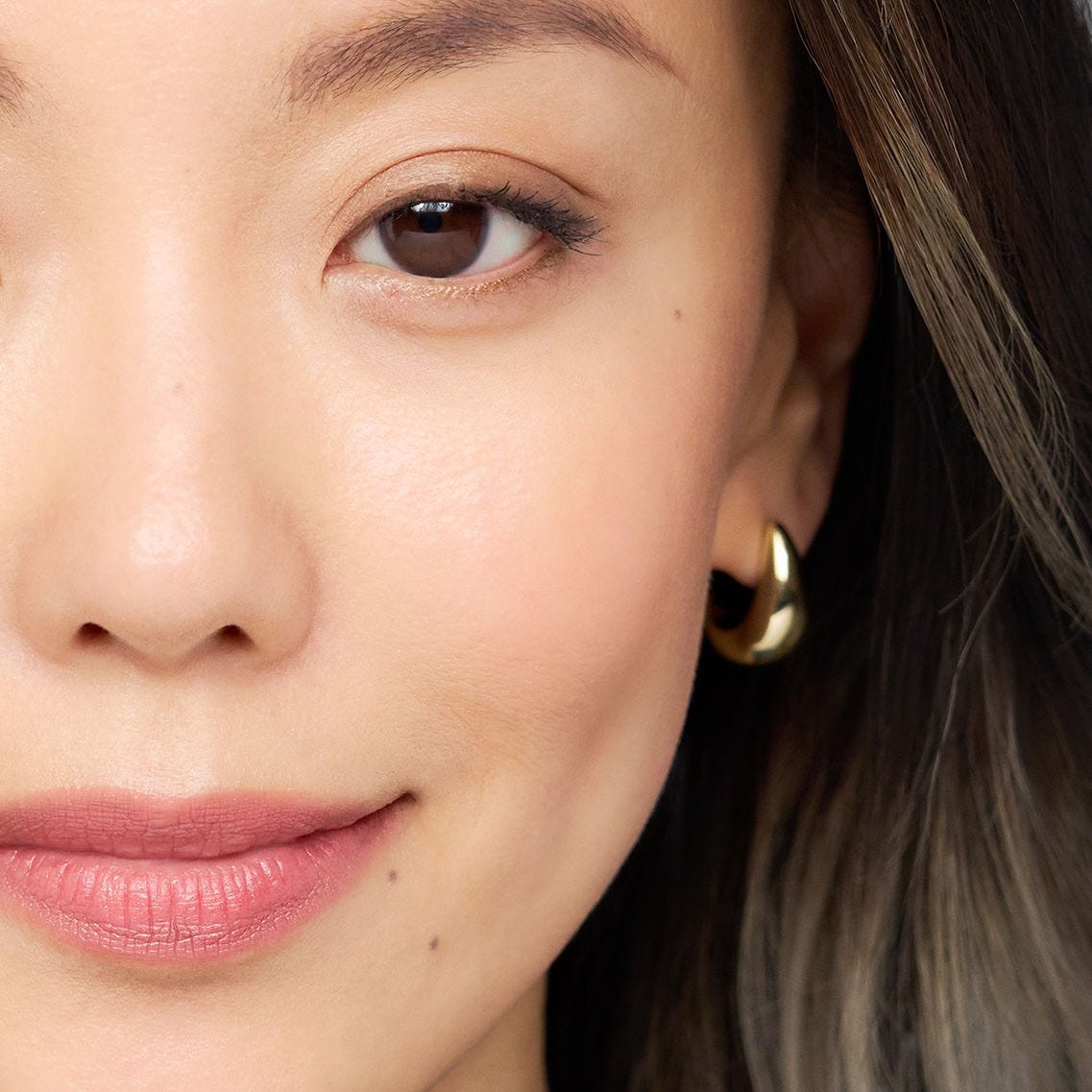 visage d'une femme avec zones d'interventions d'injection d'acide hyaluronique anti age de Juvederm