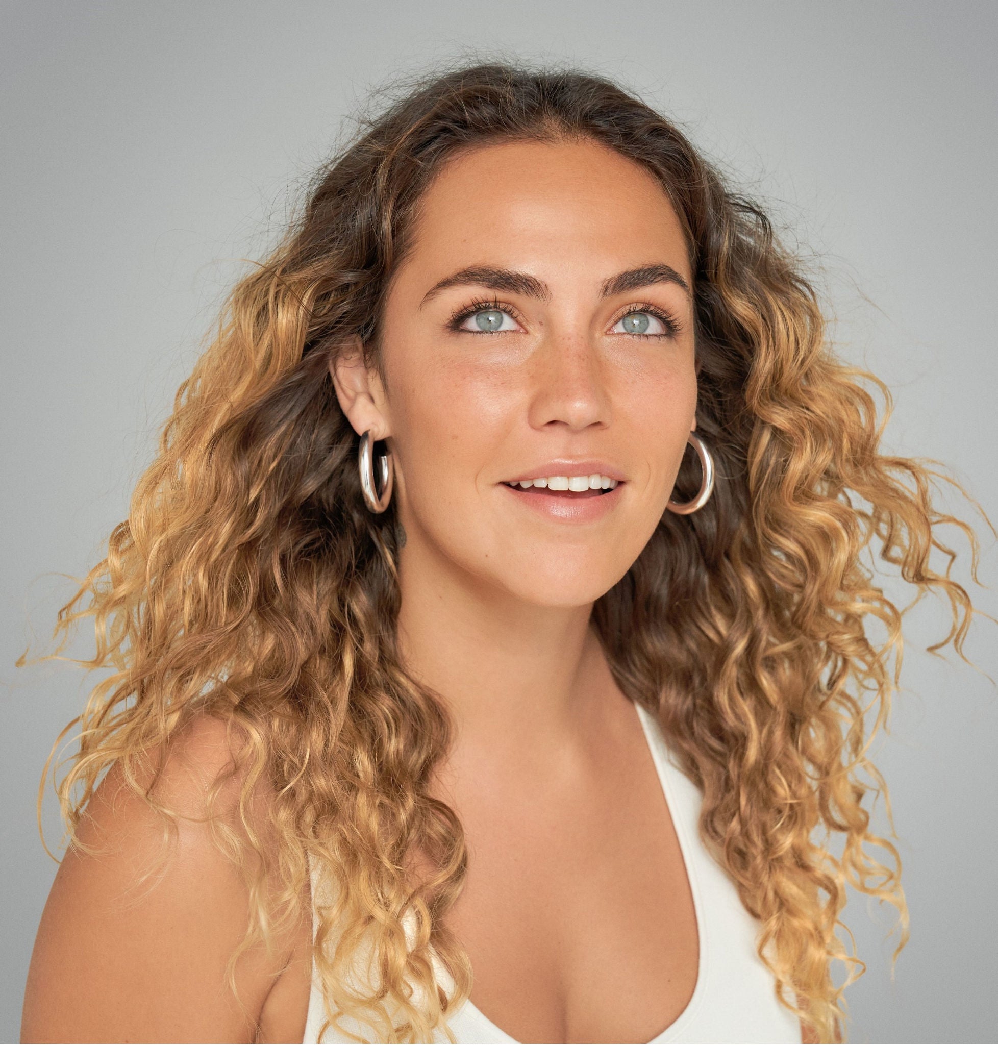 Portrait d'une femme avec un carnet après injections d'acide hyaluronique anti age de Juvederm