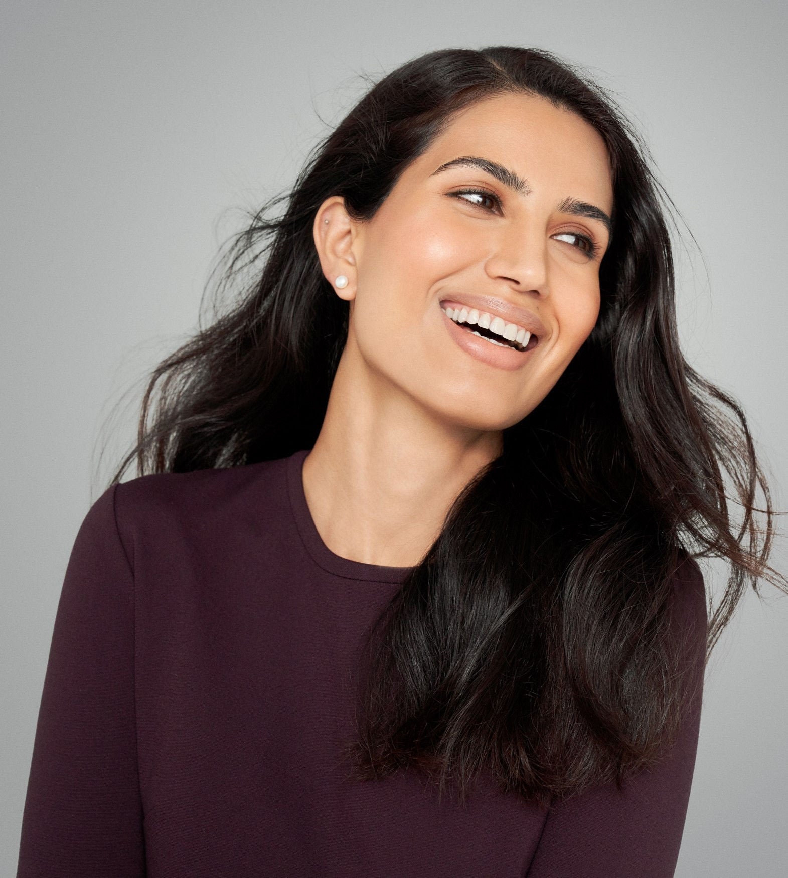 Portrait d'une femme après injections acide hyaluronique yeux et rides de Juvederm anti age