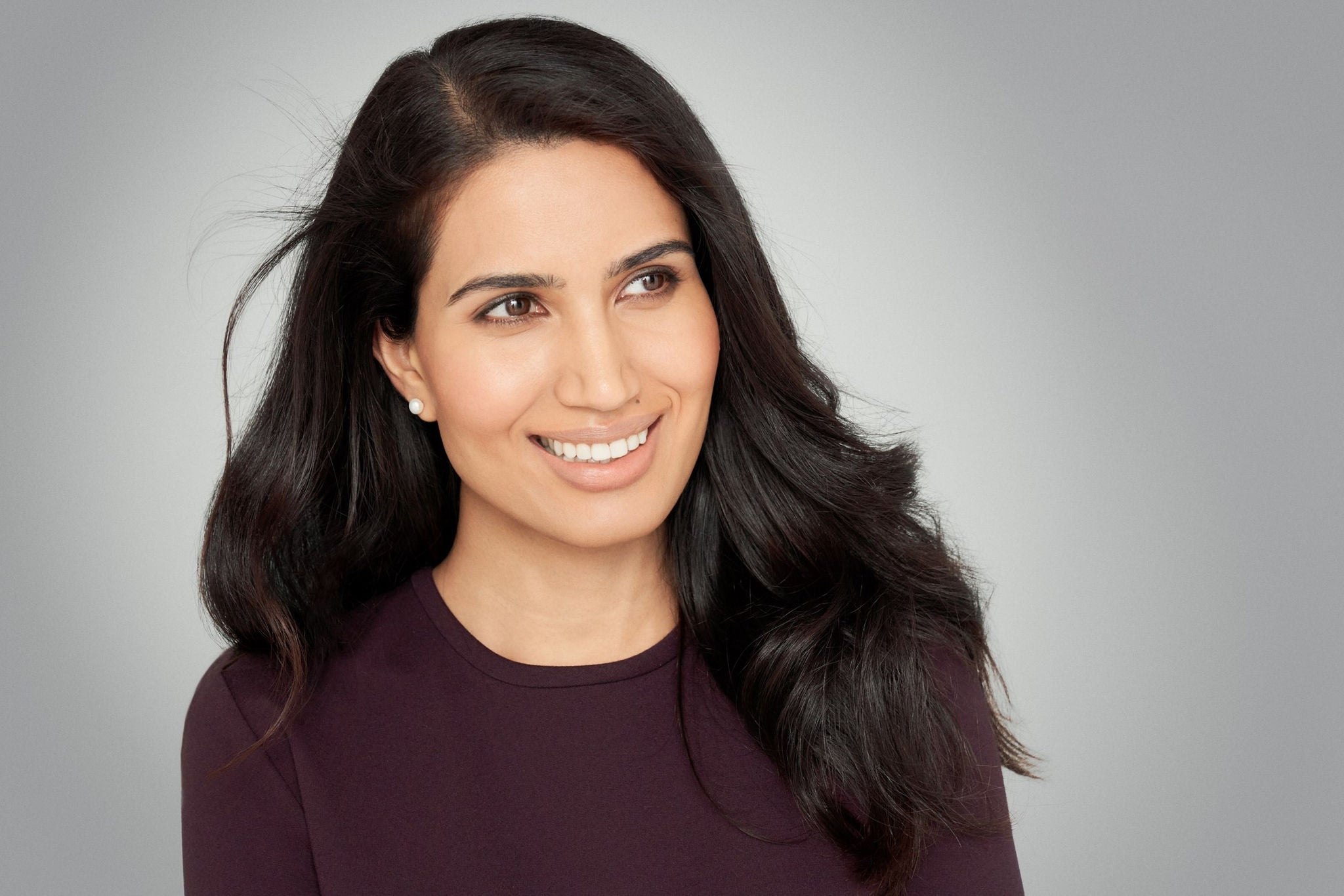 portrait d'une femme brune après injections d'acide hyaluronique anti age par Juvederm