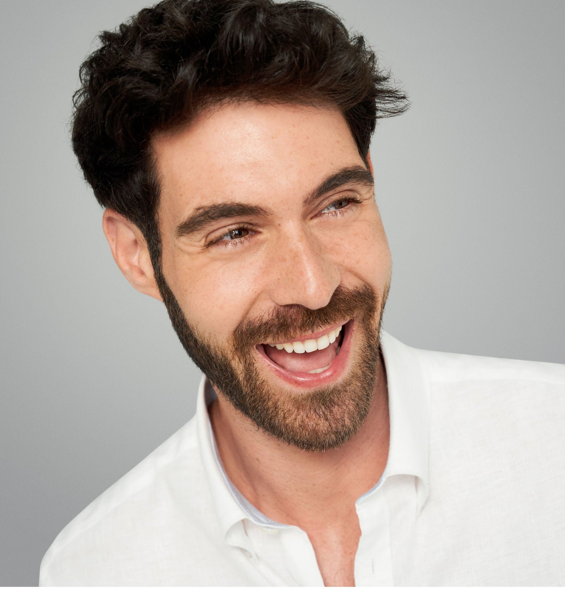 visage d'un homme après injections d'acide hyaluronique anti age pour le visage avec Juvederm