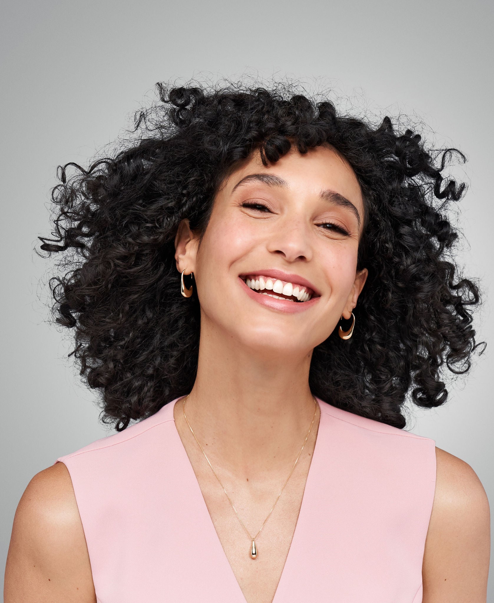 portrait d'une femme noire après injection d'acide hyaluronique anti-âge avec Juvederm