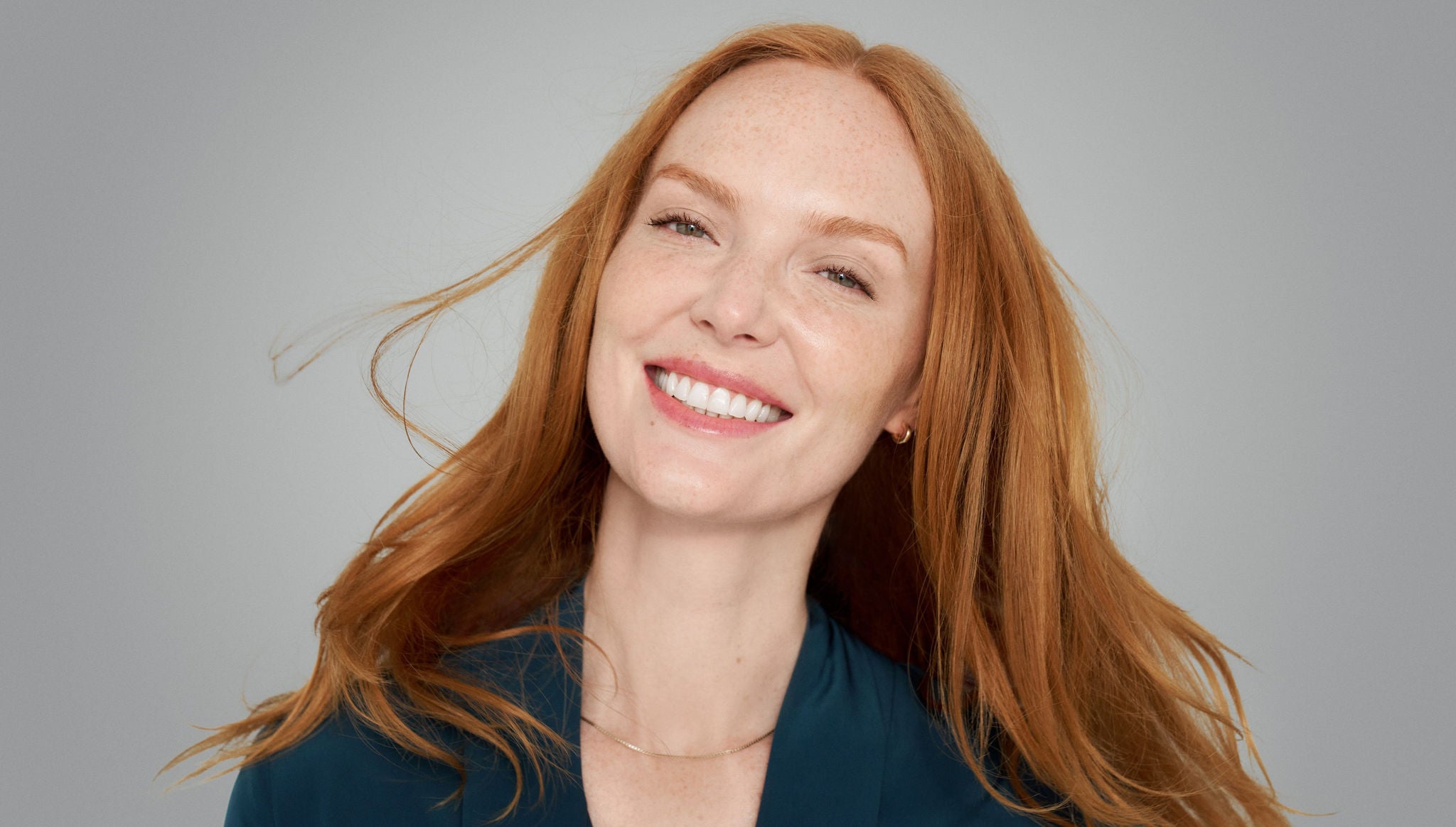 portrait d'une femme brune après injections d'acide hyaluronique anti age de Juvederm