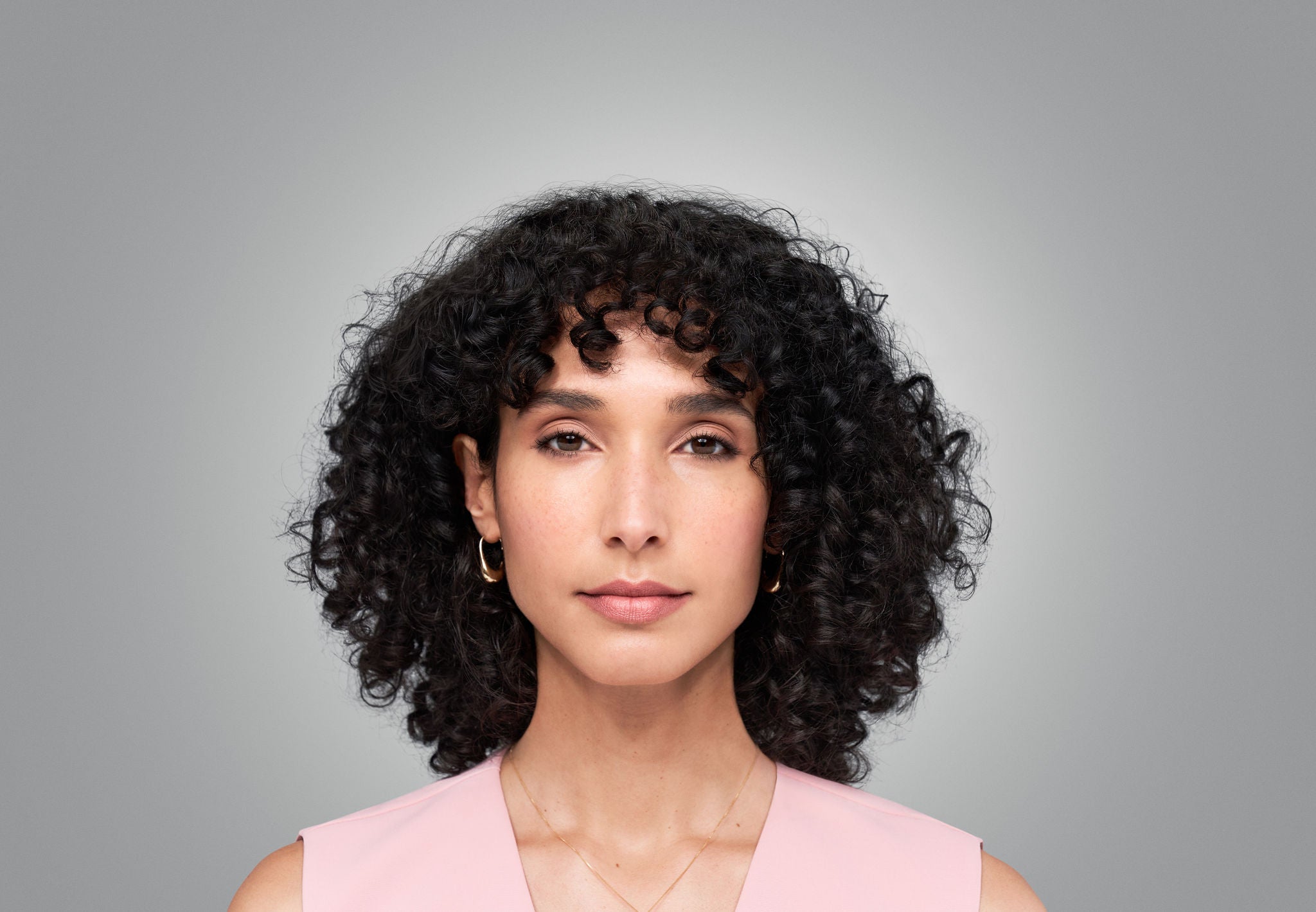 Portrait d'une femme avec un carnet après injections d'acide hyaluronique anti age de Juvederm
