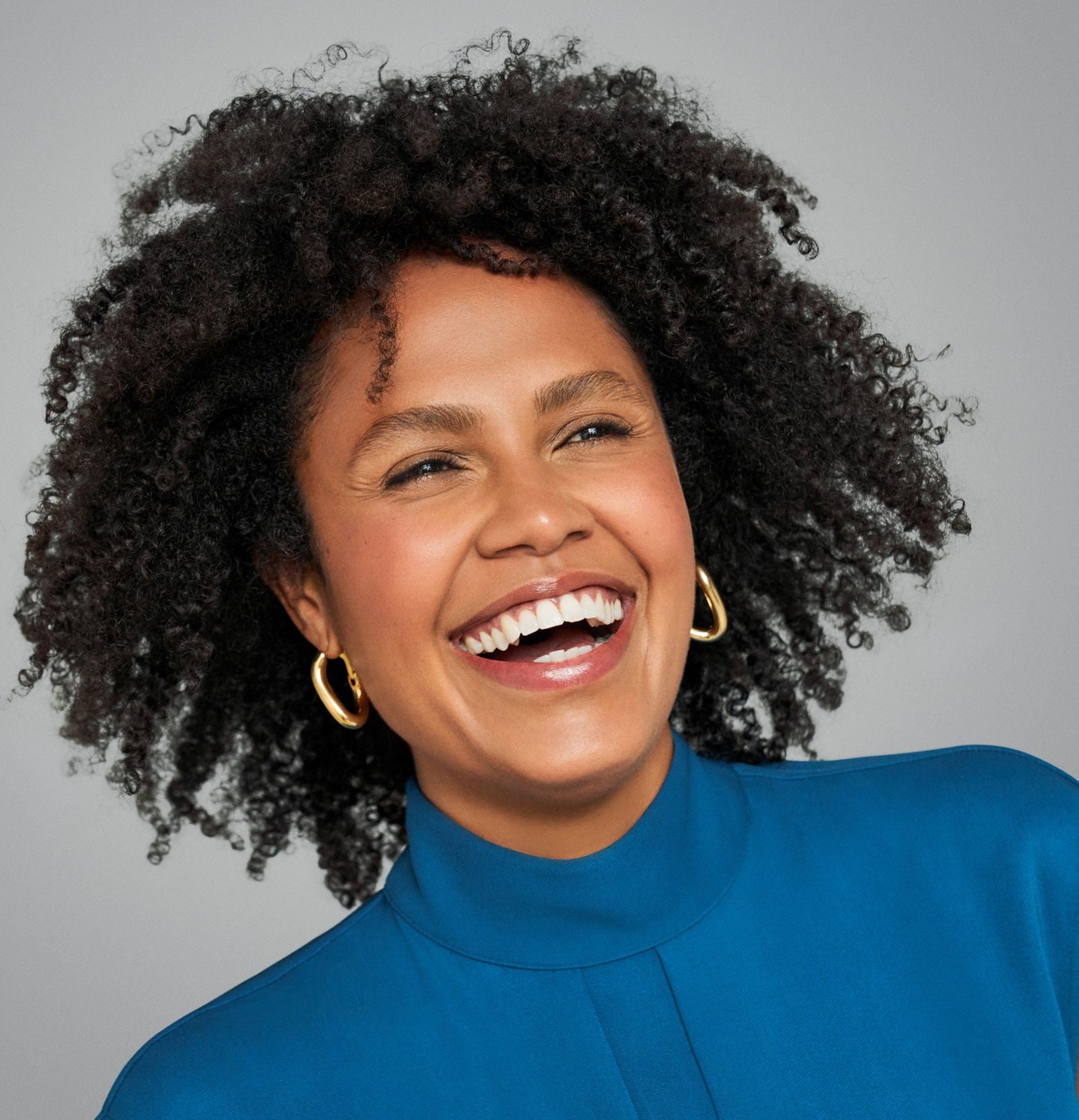 visage d'une femme brune après injections d'acide hyaluronique anti age sur le visage avec Juvederm