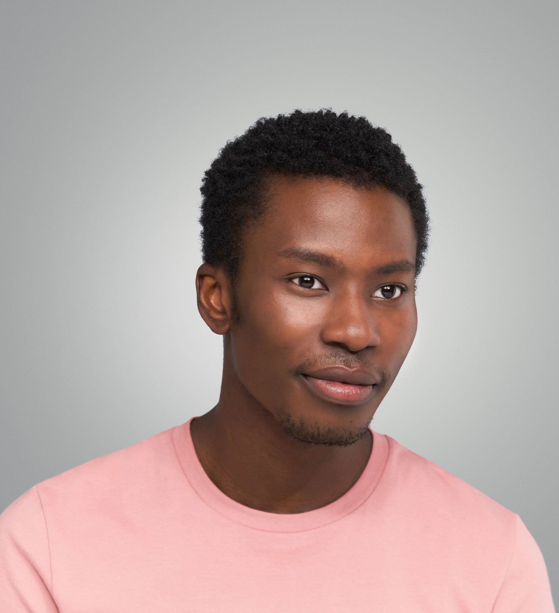 visage d'un homme après injections d'acide hyaluronique pour le visage Juvederm une solution anti age