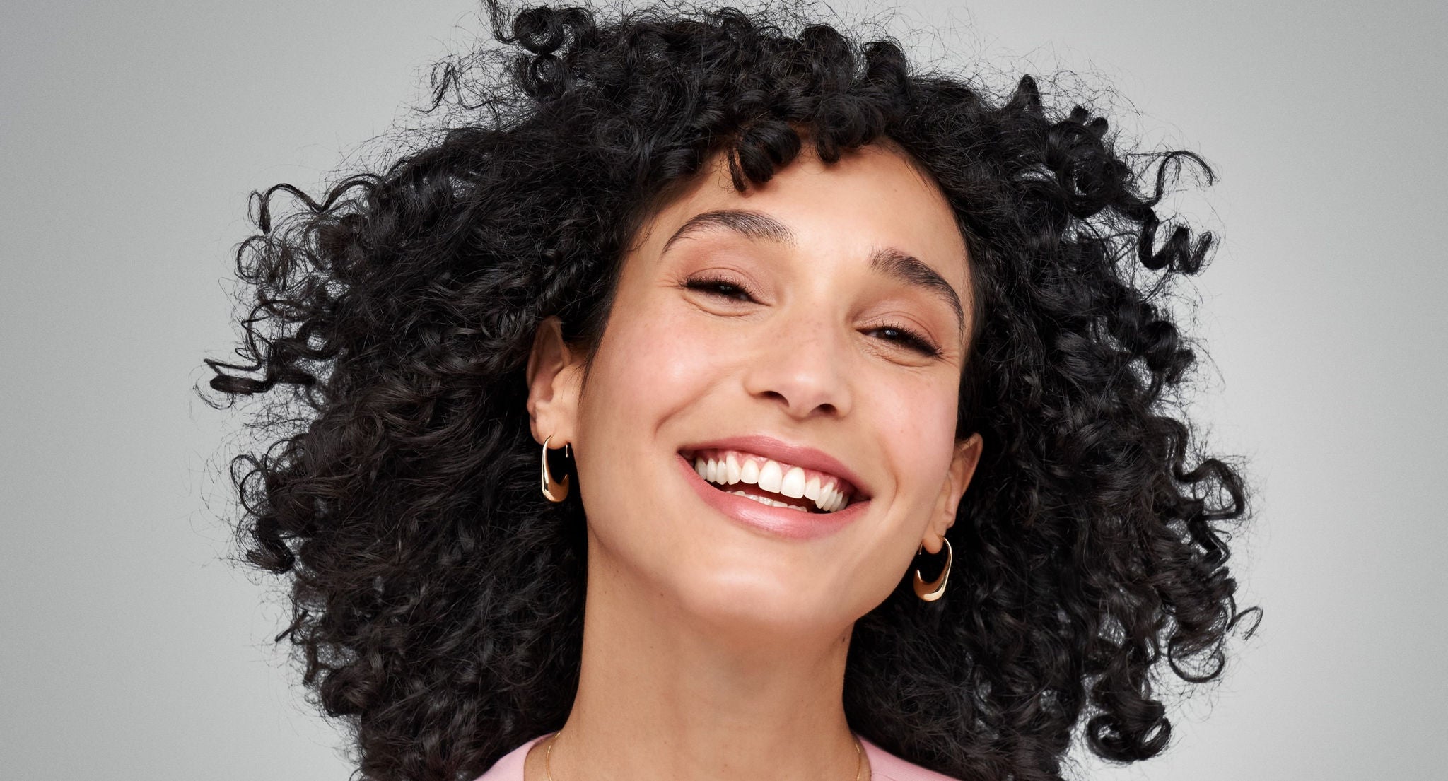 visage d'une femme après injections acide hyaluronique anti age lèvres de Juvederm