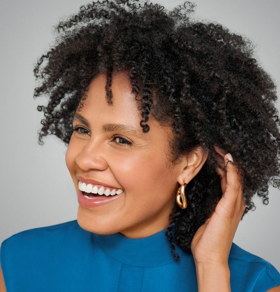 Portrait d'une femme après injections acide hyaluronique yeux et rides de Juvederm anti age