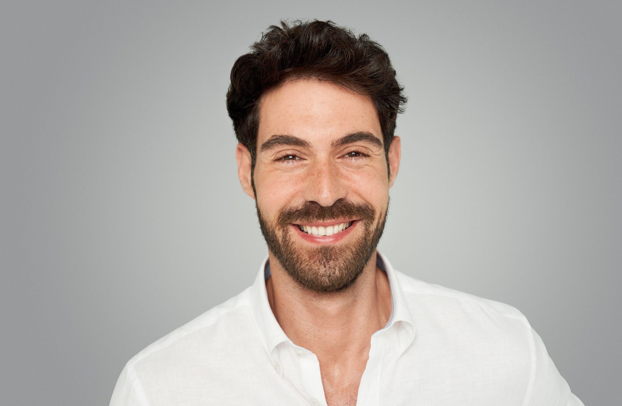 visage d'un homme après injections d'acide hyaluronique pour le visage avec Juvederm une solution anti age